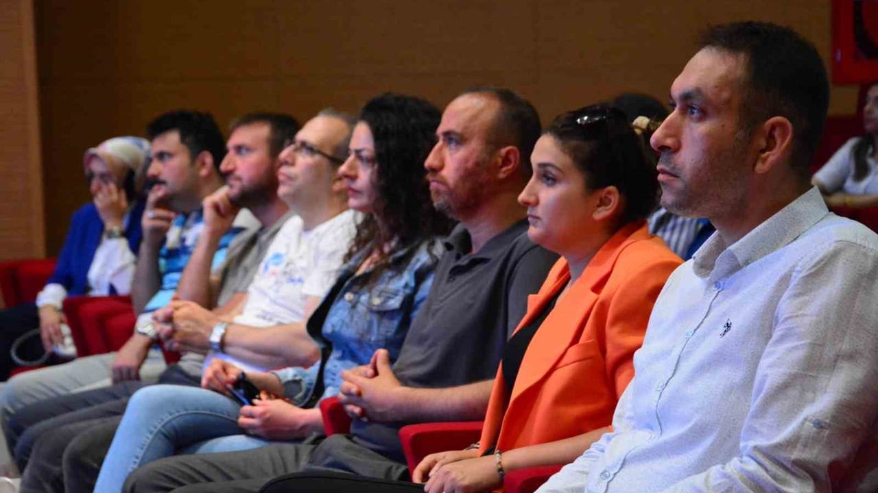 Hitit Üniversitesi rehber öğretmenlere geleceğin mesleklerini anlattı