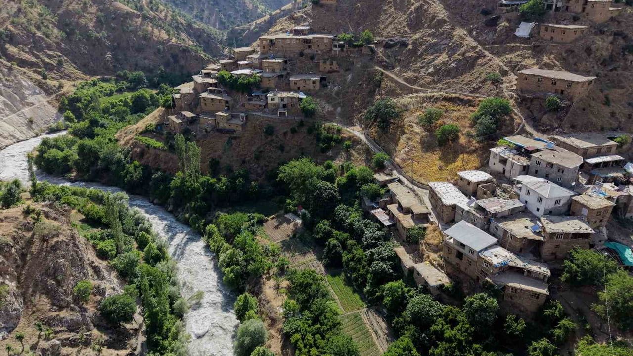 Hizan'ın asırlık taş evleri ve Gayda Barajı doğal güzellik sunuyor