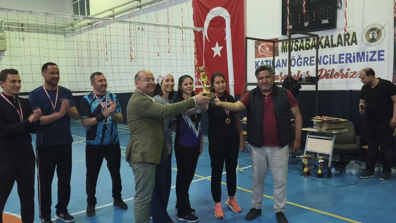 Hocalar'da Şehit Öğretmen Fatma Nur Çelik Anısına Düzenlenen Turnuvada Çepni Otağı Şampiyon