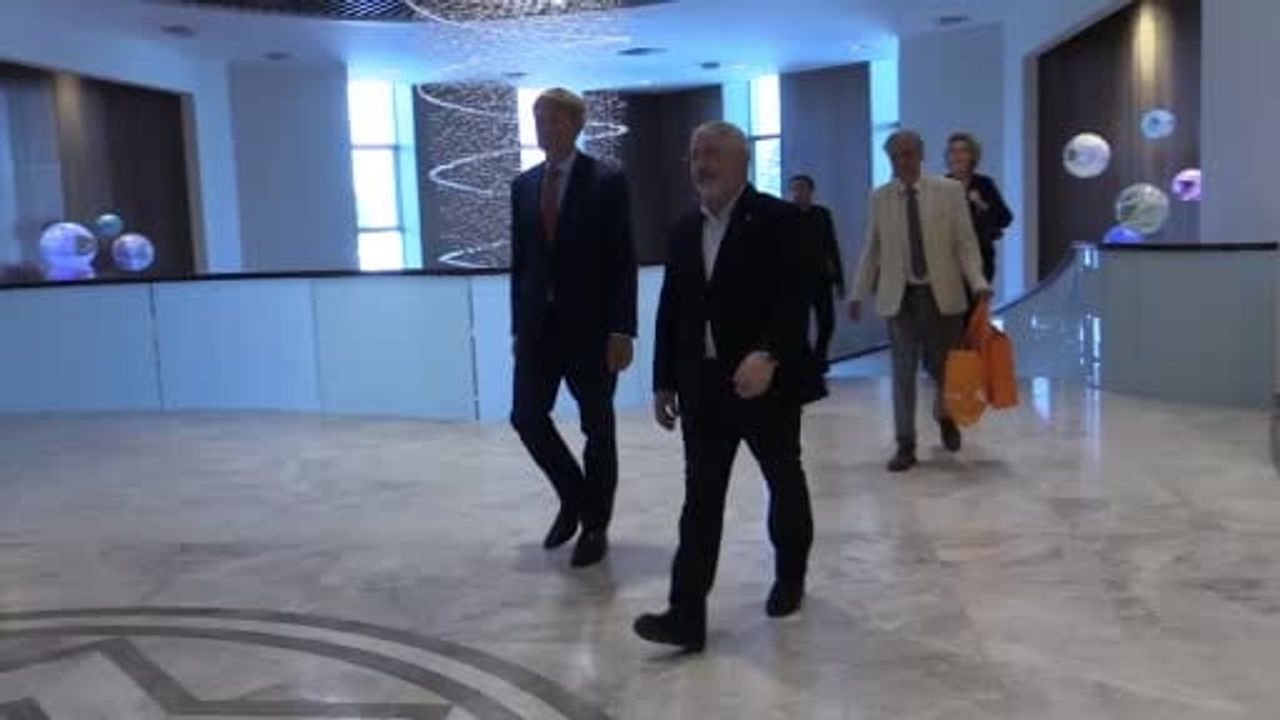 Hollanda büyükelçisi Joep Wijnands makam odasında Çorum belediye başkanı Halil İbrahim Aşgın ile futbol oynadı