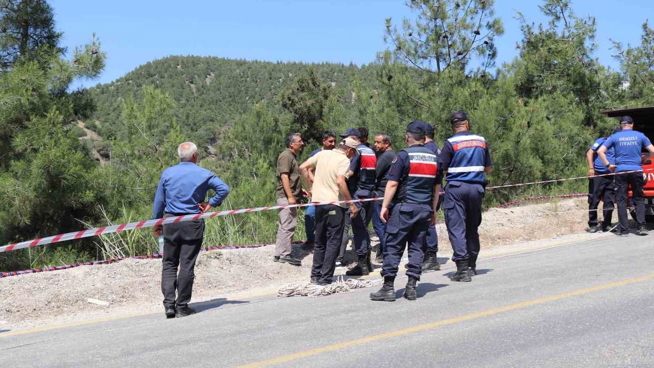 Honaz'da traktör uçuruma yuvarlandı: 50 yaşındaki sürücü yaşamını yitirdi