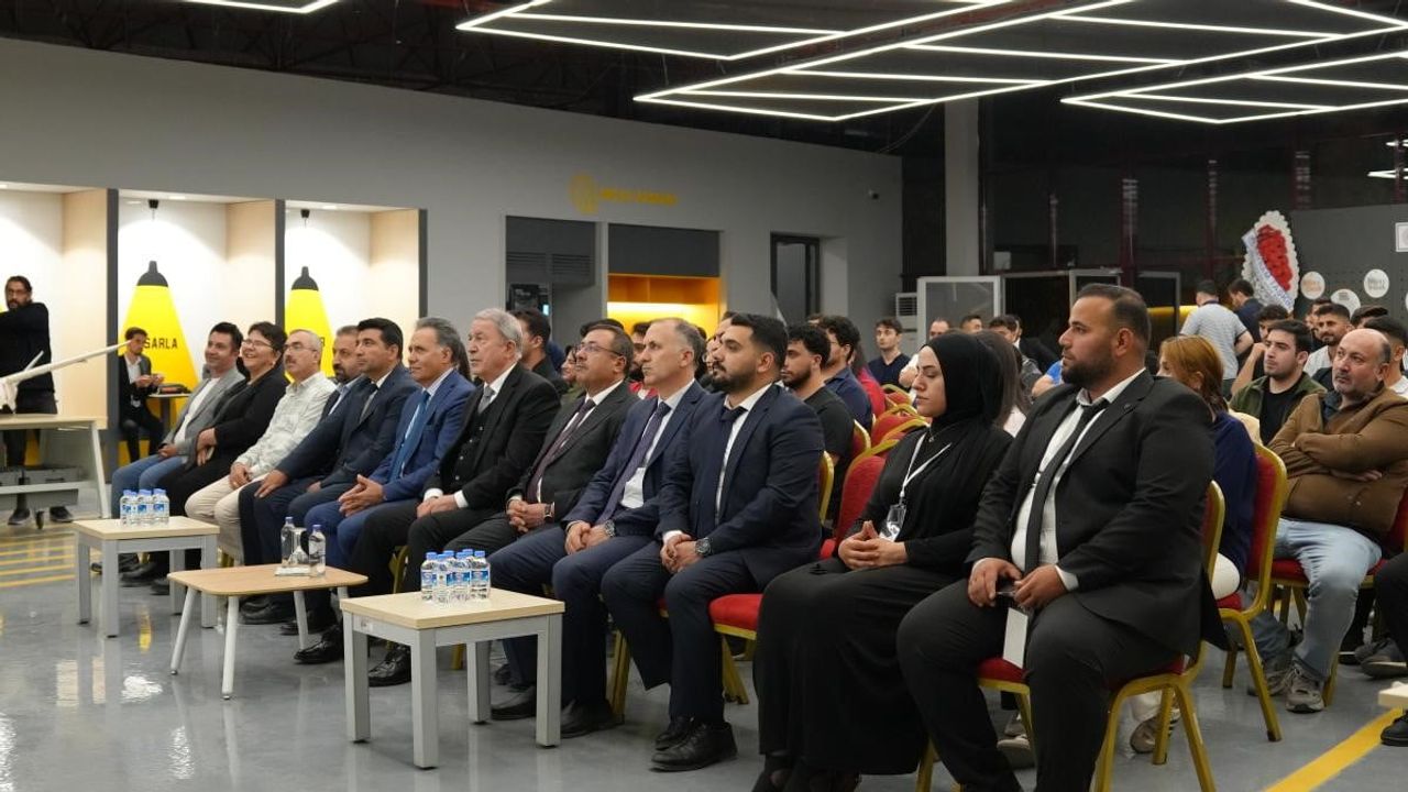 Hulusi Akar: İnönü Üniversitesi'nde öğrencilerle buluştu, teknoloji üretimine vurgu