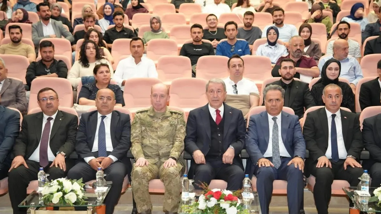 Hulusi Akar Malatya'da öğrencilerle buluştu: 'Bölgesel Krizler ve Türkiye' konferansı