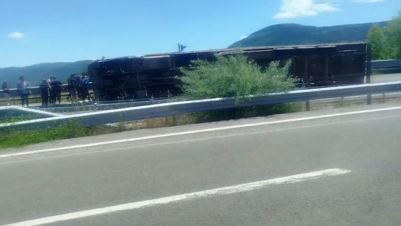 Hurda demiri yüklü tır Karabük'te devrildi: 1 yaralı