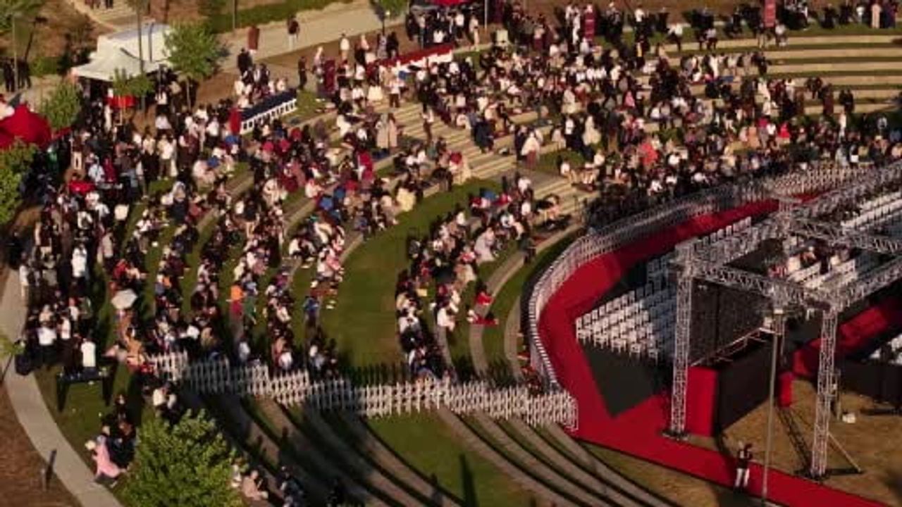 İbn Haldun Üniversitesi'nde 178 öğrenciye diplomaları verildi, Duran hakikate sadakati vurguladı