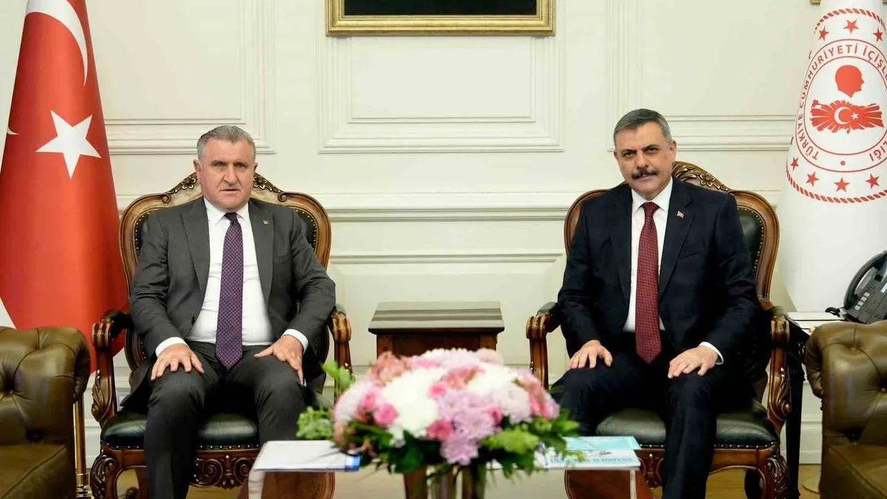 İçişleri Bakanı Mustafa Çiftçi, Gençlik ve Spor Bakanı Osman Aşkın Bak ile Görüştü