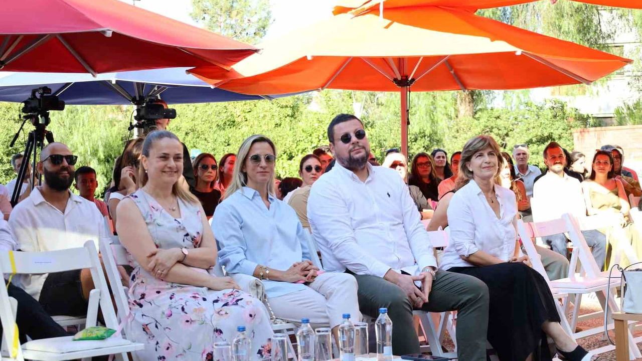 İEÜ Beyaz Köşk minikleri ilk mezuniyet coşkusunu yaşadı