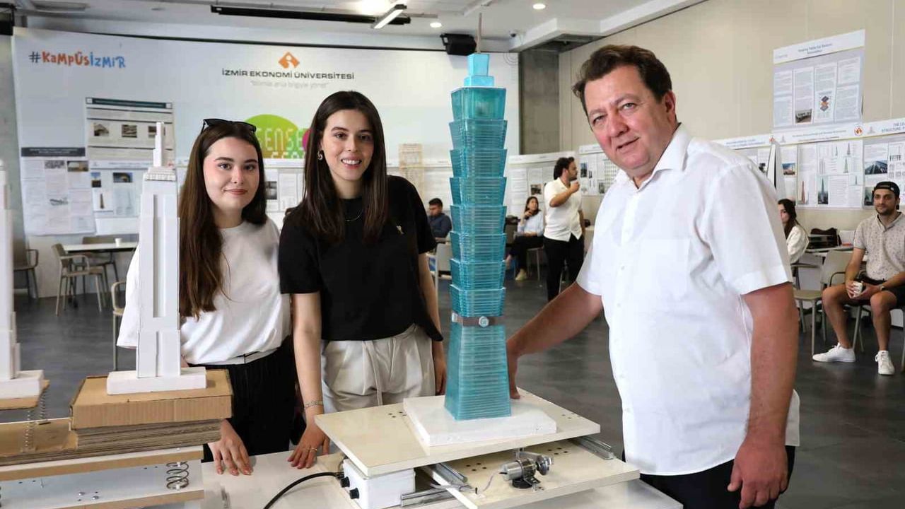 İEÜ öğrencileri 22 ünlü yapının deprem davranışını ölçekli maketlerle test etti