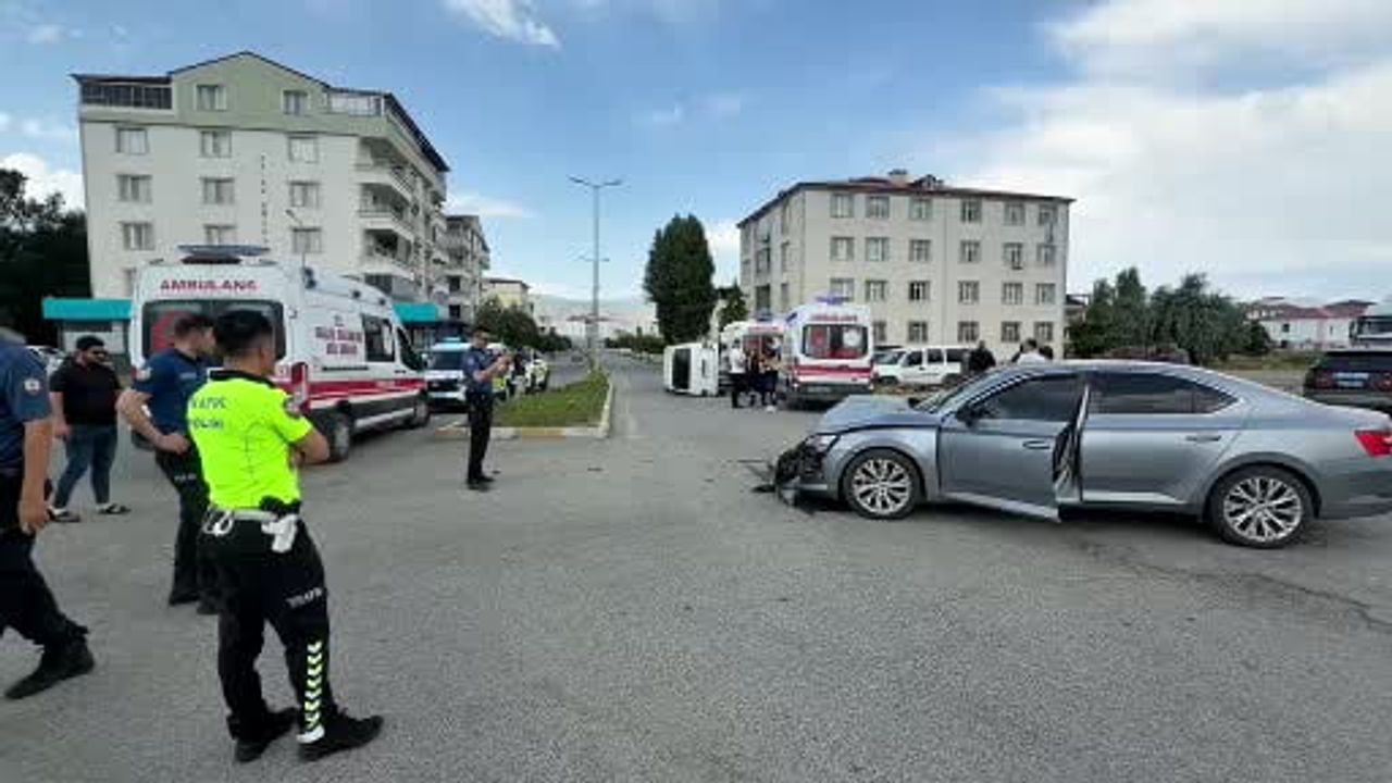 Iğdır'da Taksi ile Hafif Ticari Araç Çarpıştı: 4 Kişi Hafif Yaralandı