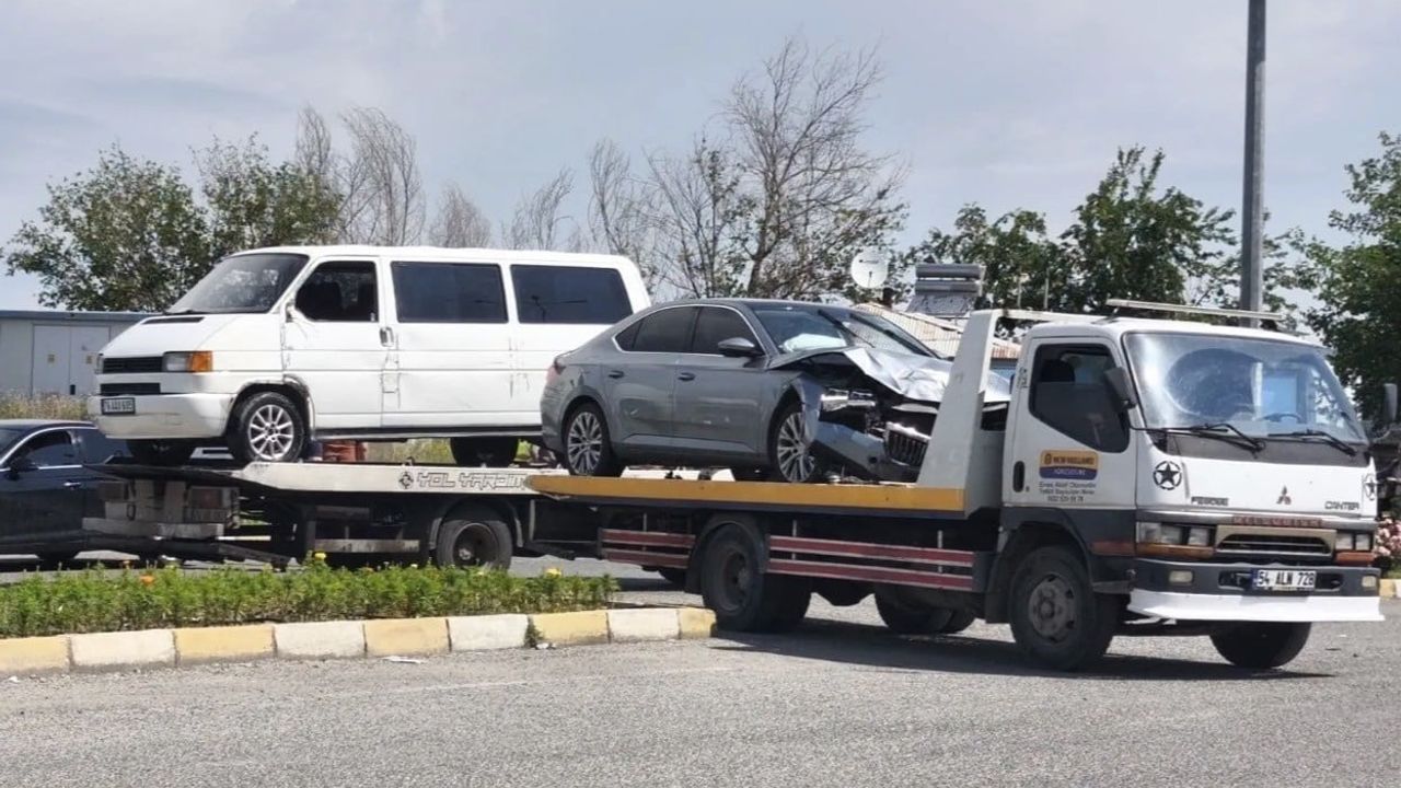 Iğdır'da taksi ile hafif ticari araç çarpıştı: 4 kişi hafif yaralandı