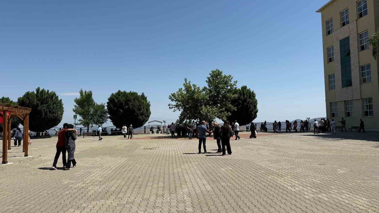 Iğdır’da YKS başladı: aileler sınav merkezlerinde öğrencileri uğurladı