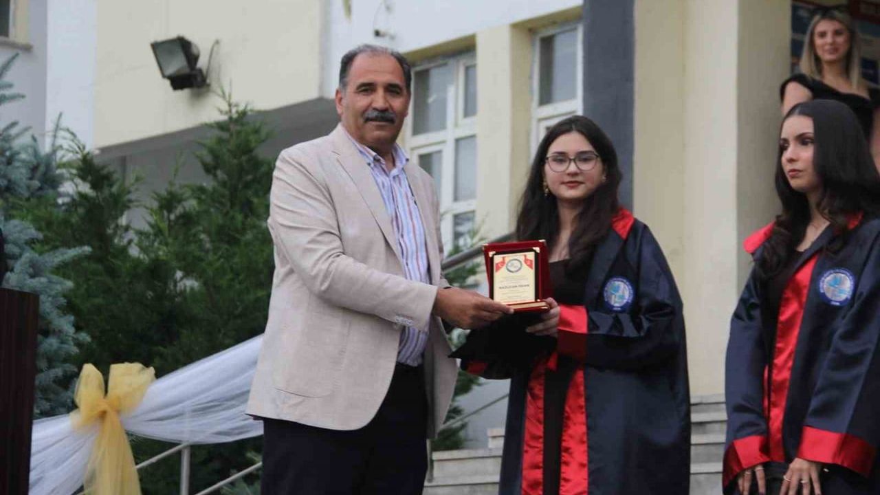 Iğdır Mehmet Murat İşler Sosyal Bilimler Lisesi 2026 mezunlarını uğurladı