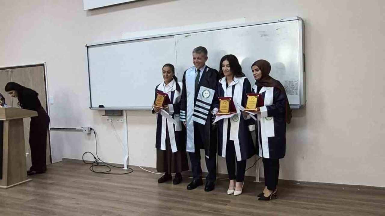 Iğdır Üniversitesi Türk Dili ve Edebiyatı Bölümü 2025-2026 Mezunlarını Plaket ve Başarı Belgeleriyle Uğurladı