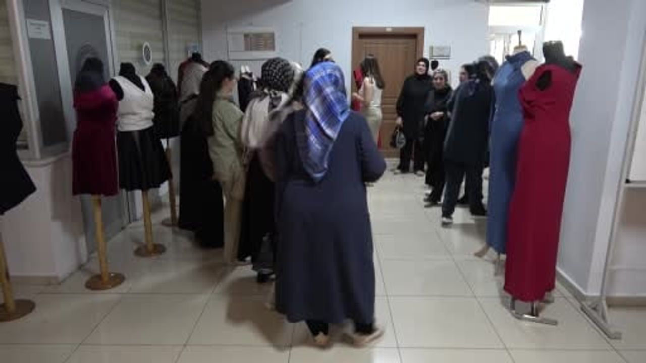 İğnemden dökülen zarafet: 30 yıllık terzilik hayali üniversite diplomasıyla taçlandı