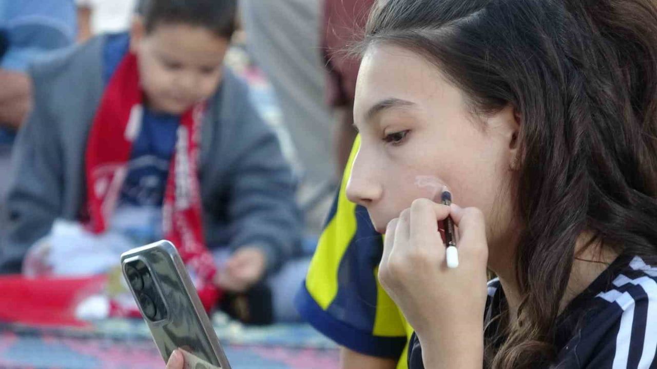 İHL bahçesinde dev ekranda milli maç heyecanı