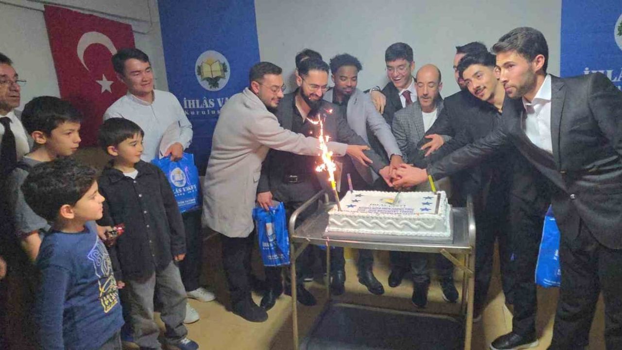 İhlas Vakfı Kütahya Huzur Erkek Öğrenci Yurdu'nda mezuniyet heyecanı