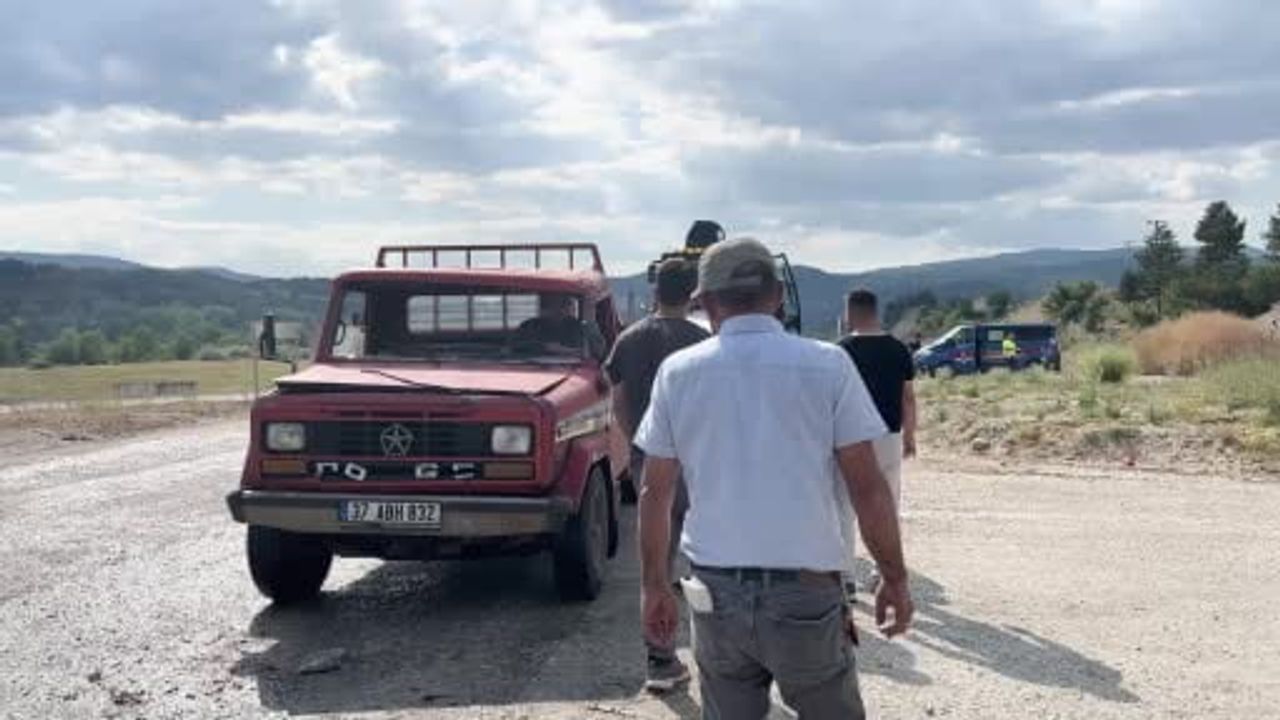 İhsangazi'de kamyonetle çarpışan otomobil yandı