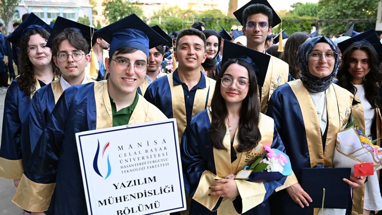 İİBF ve Hasan Ferdi Turgutlu Teknoloji Fakültesi'nde mezuniyet sevinci