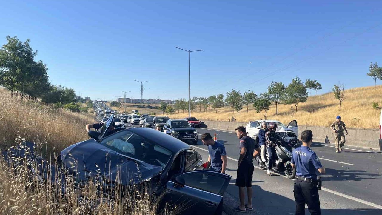 İki ayrı noktada 8 araçlı zincirleme kaza: 3 yaralı