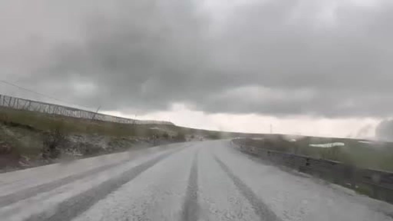 Ilgar Dağı geçidinde dolu yağışı karayolunu beyaza bürüdü