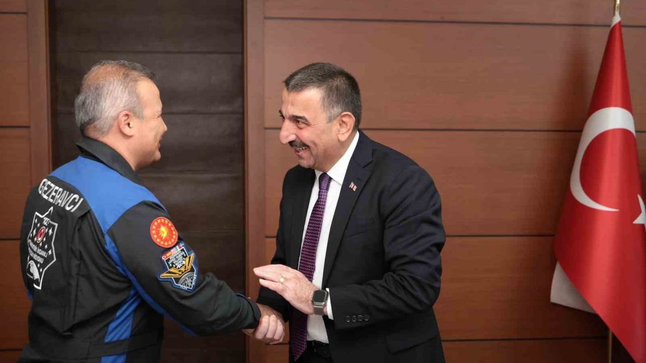 İlk Türk Astronotu Alper Geze ravcı, Zonguldak'ta öğrencilerle buluşacak