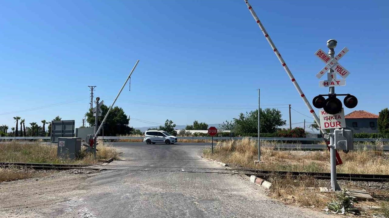 İncirliova'da refüj bariyeri ulaşımı 1 km uzattı; muhtarlar Karayolları kararını eleştiriyor