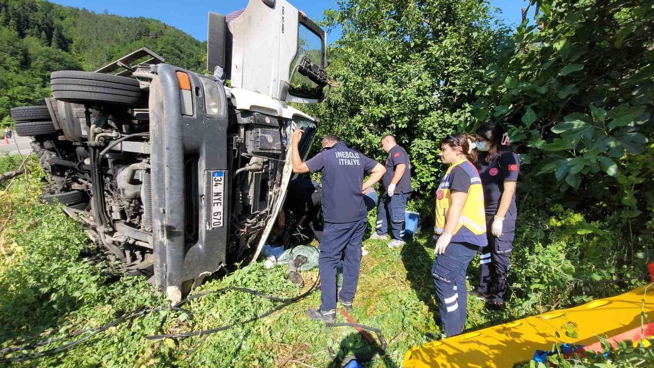 İnebolu'da freni boşalan kamyon devrildi: Sürücü yaralandı, ekipler yarım saat süren kurtarma yaptı