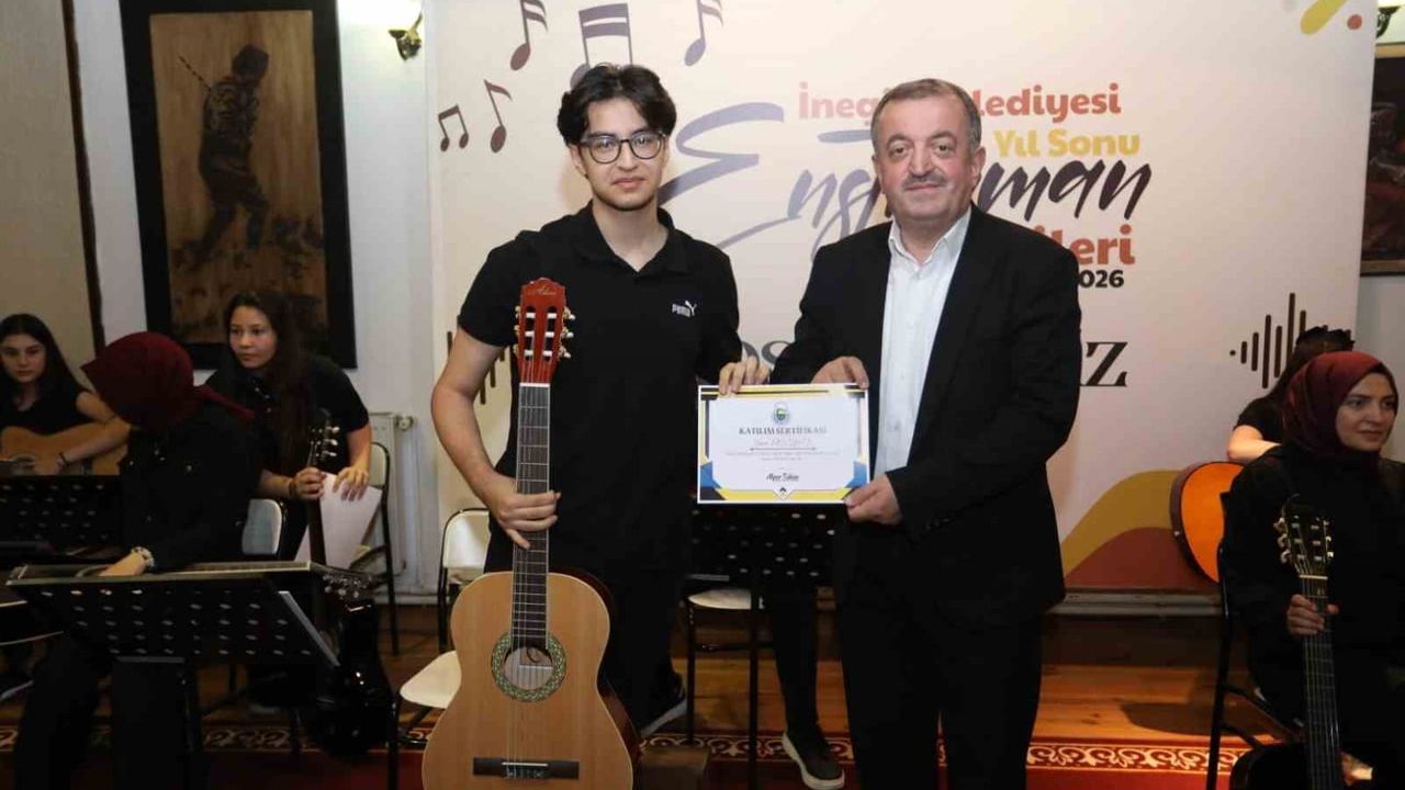 İnegöl Belediyesi'nin gitar kursiyerleri 8 aylık eğitimi tamamladı, sertifikalarını aldı