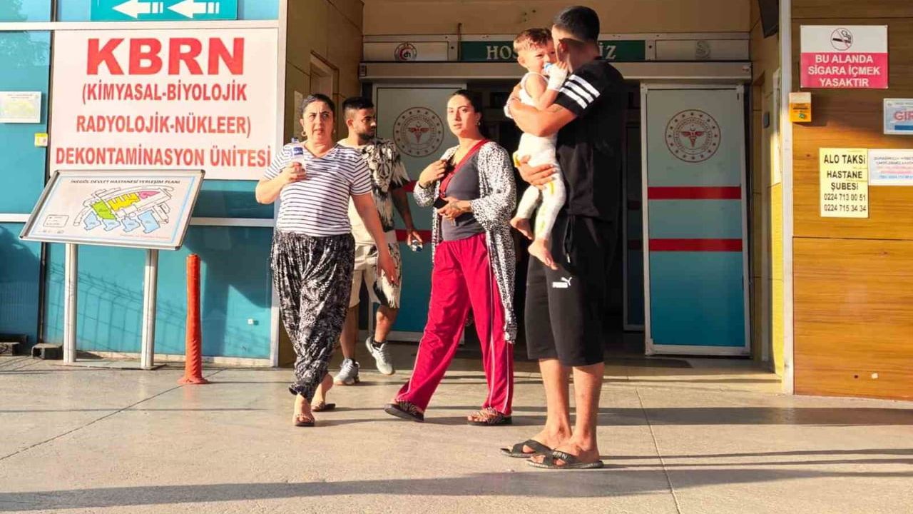 İnegöl'de 2 yaşındaki çocuk mangal ateşine düşerek yaralandı