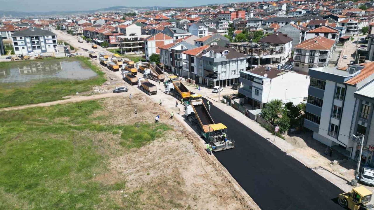 İnegöl'de Bülbül Caddesi'nin Asfaltı Başkan Vekili Şahin Biba'nın Talimatıyla Yenilendi