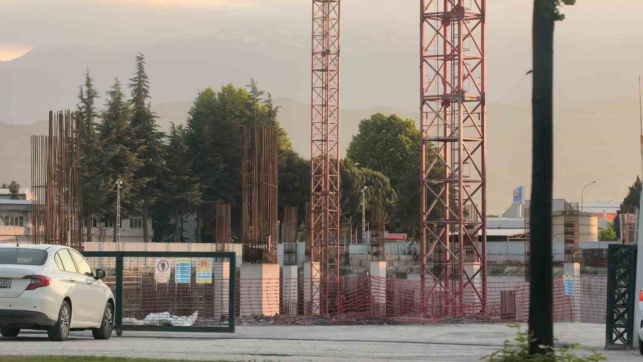 İnegöl'de fabrika inşaatında iş kazası: Bir işçi yaralandı