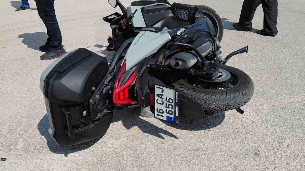 İnegöl'de kontrolsüz kavşakta kaza: Otomobille çarpışan motosiklet sürücüsü yaralandı