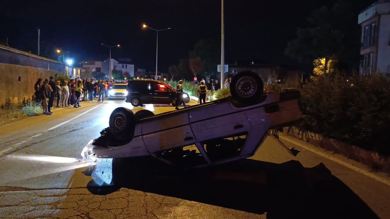 İnegöl'de kontrolünü kaybeden otomobil takla attı, sürücü işletme çalışanları tarafından kurtarıldı