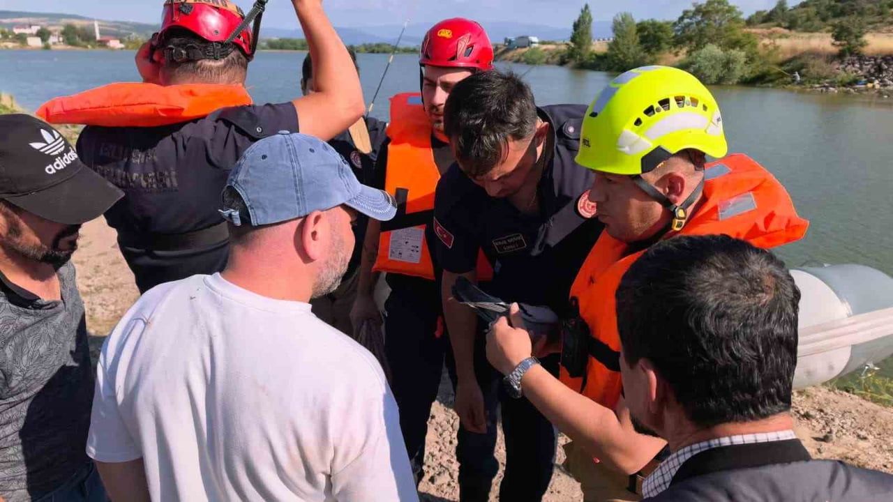 İnegöl'de köprü altında ipe takılan güvercin itfaiye tarafından kurtarıldı