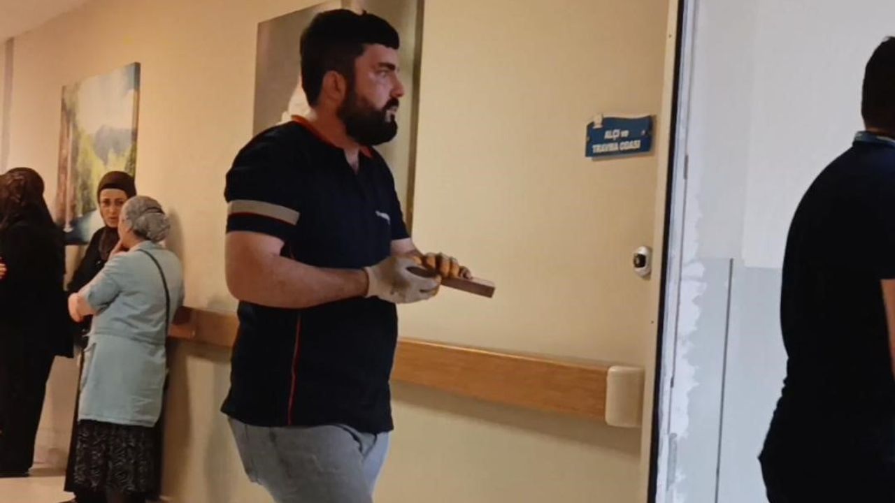 İnegöl'de mobilya fabrikasında işçi eline çivili tahta çaktı