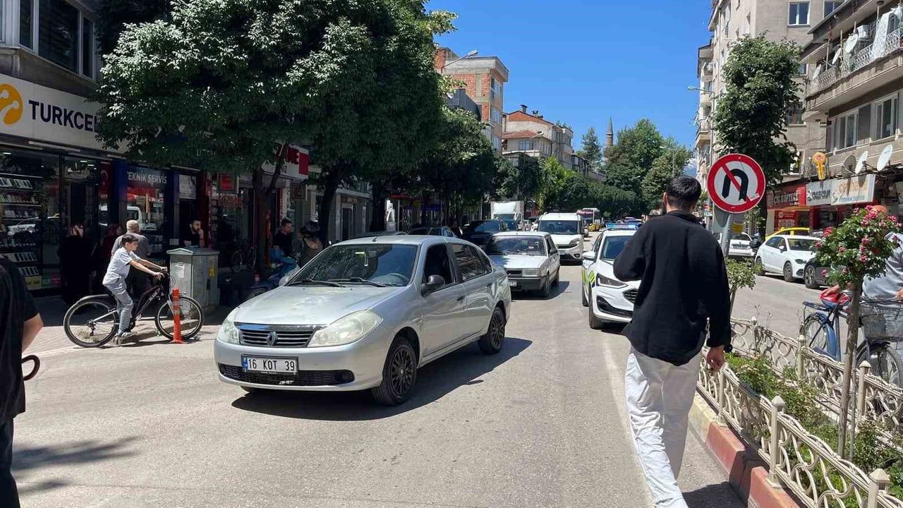 İnegöl'de otomobilin çarptığı abla ve kardeş yaralandı