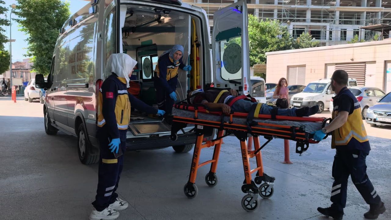 İnegöl'de römorkun kopması sonucu traktör altında kalan sürücü ağır yaralandı