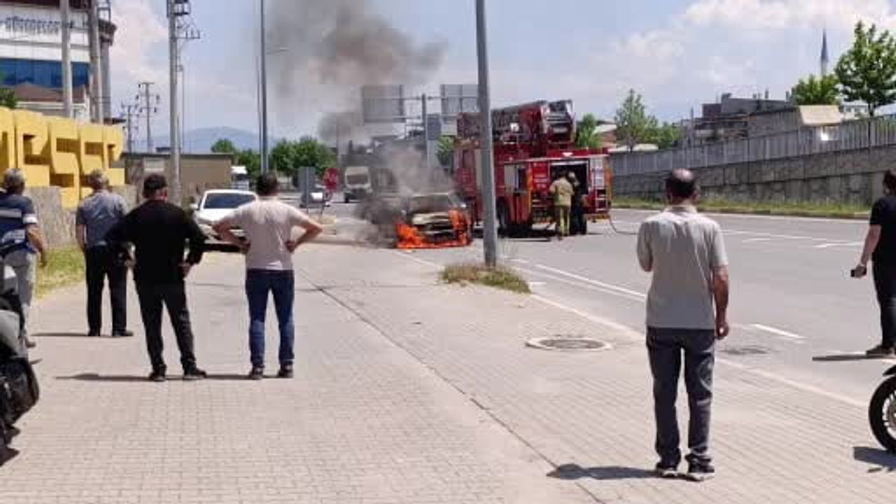 İnegöl'de seyir halindeki otomobil motorundan duman çıkarak alev aldı