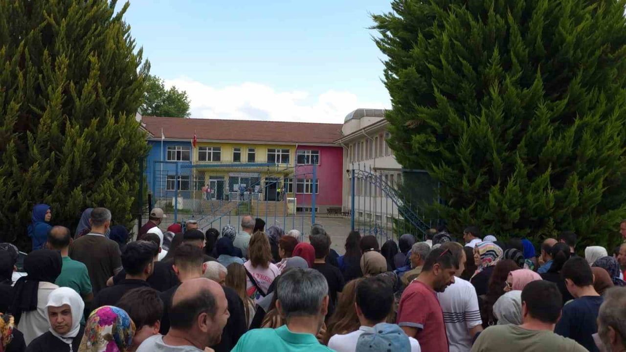 İnegöl'de sınav sırasında rahatsızlanan genç hastaneye kaldırıldı