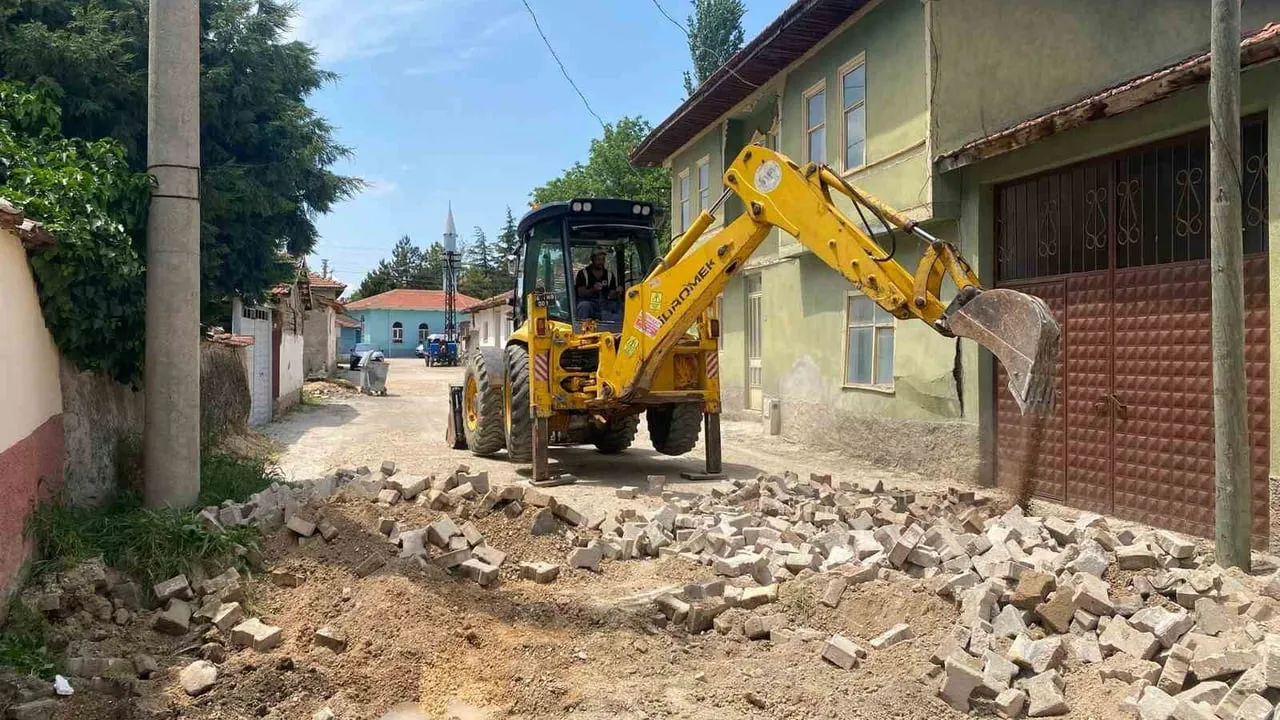 İnönü’de bozulan yollar yenileniyor: Bayramoğlu ve bağlantı sokaklarda kilit taş çalışması