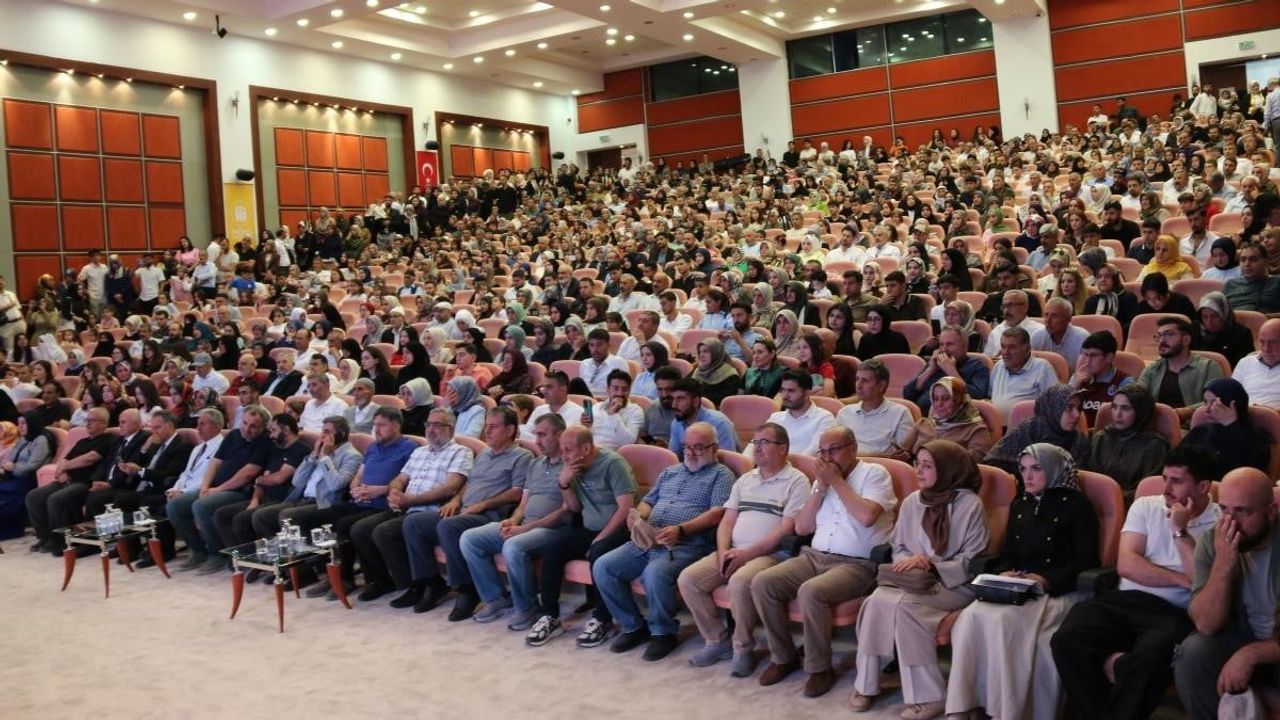 İnönü Üniversitesi ilahiyat fakültesi öğrencileri mezun oldu