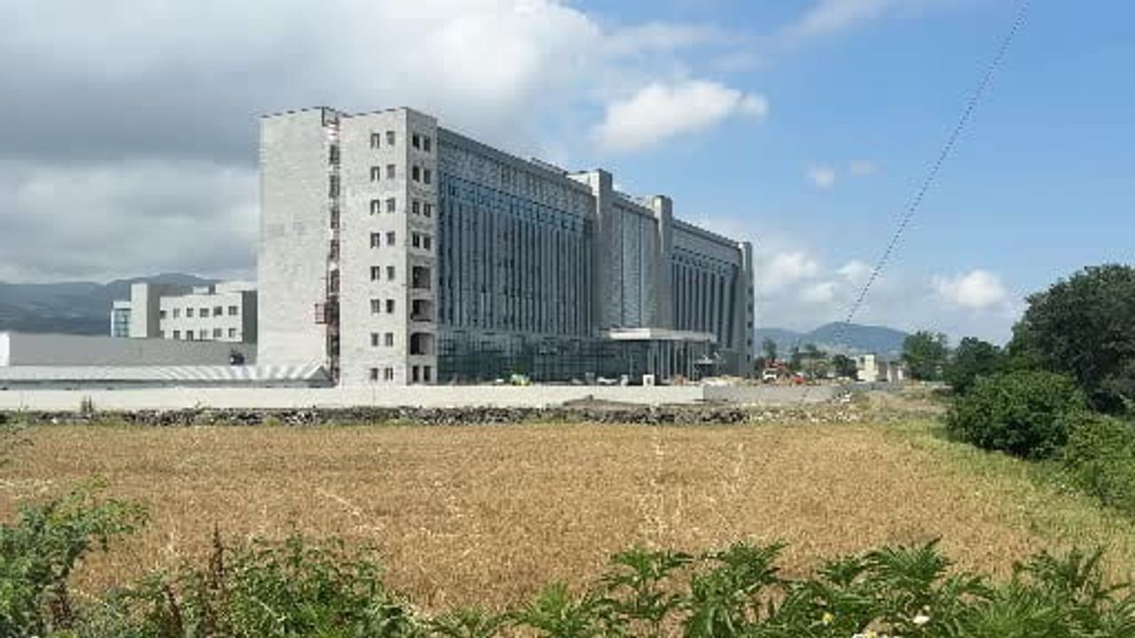 İnşaatta 18 metre yükseklikten düşen işçi yaralandı