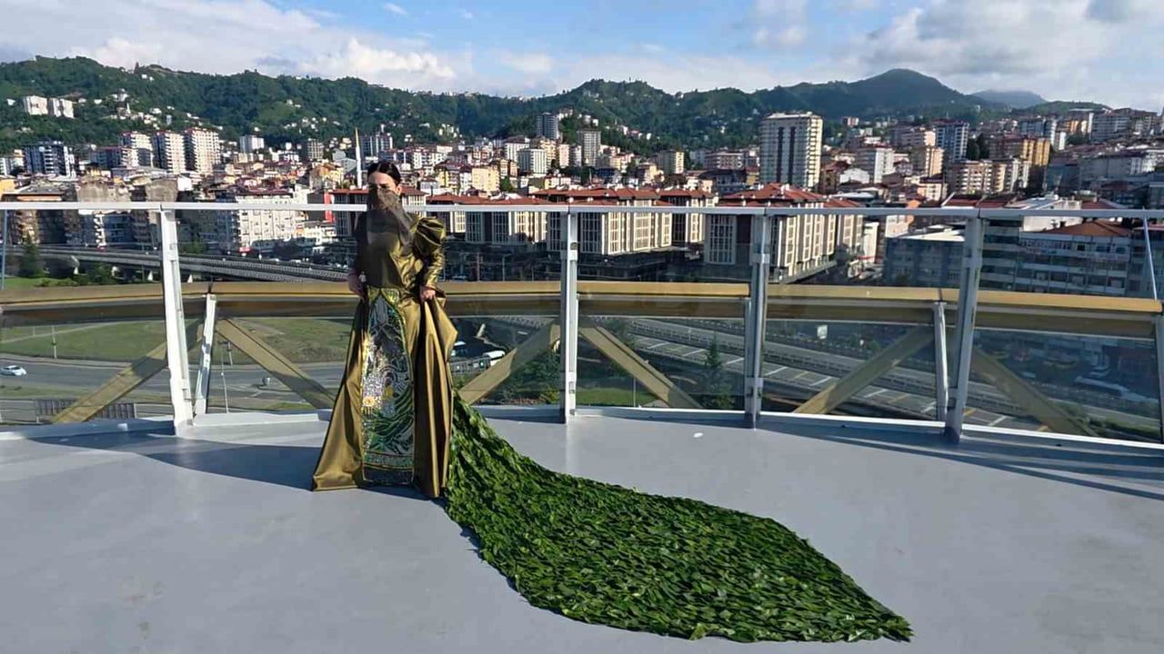 İranlı öğrenci 5 bin çay yaprağıyla elbise tasarladı