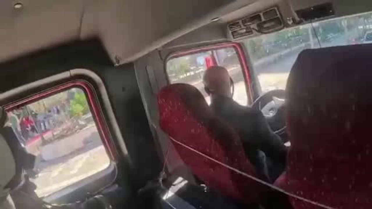 İş yerinde çıkan yangında alevlerin yükselmesi kask kamerasına yansıdı