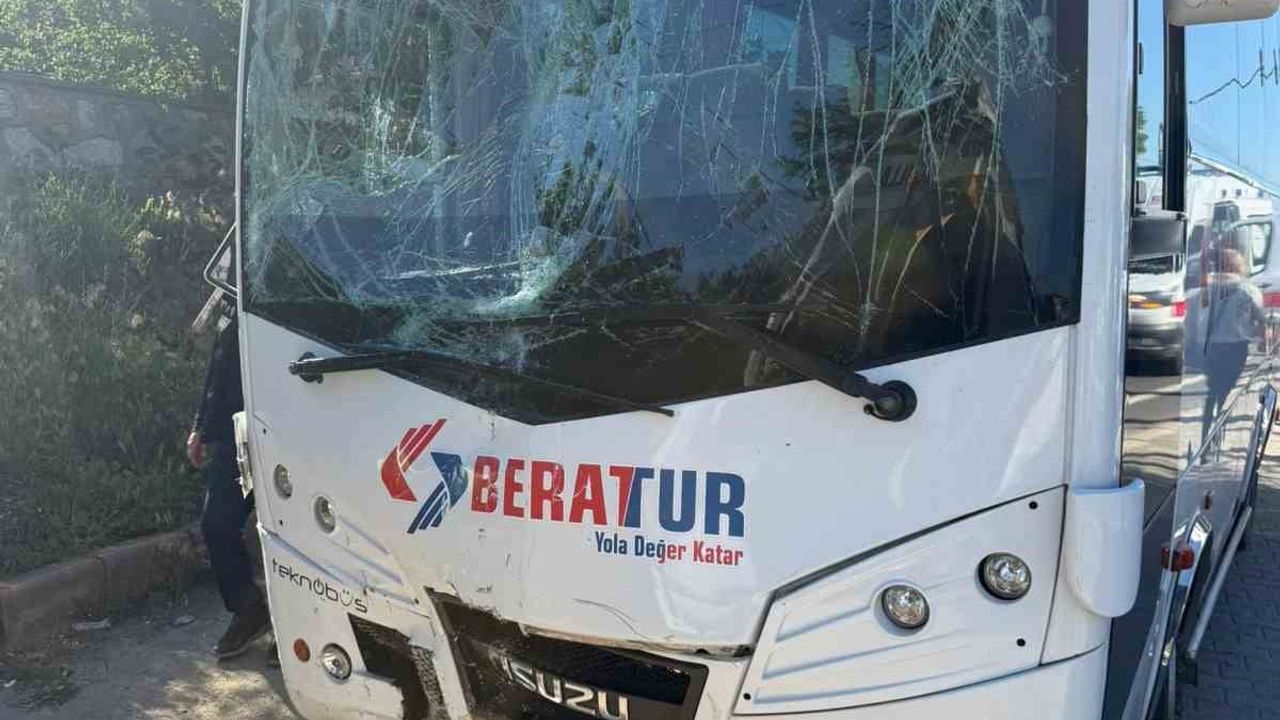 İşçi servislerinin ışıklarda çarpışması: 20 yaralı