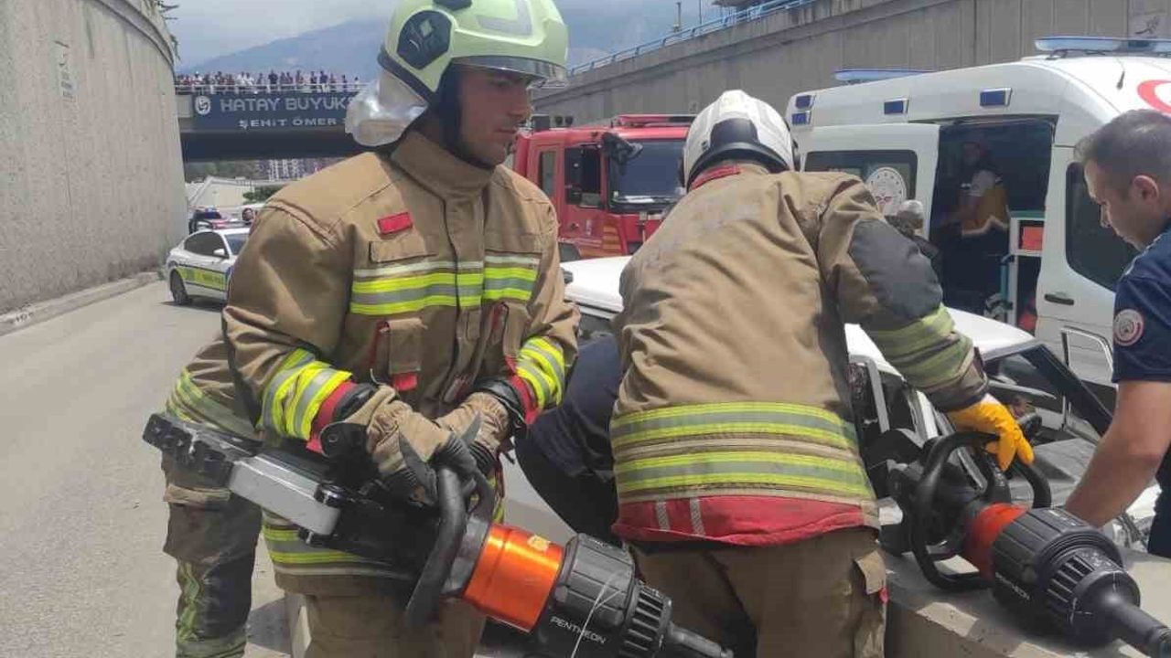 İskenderun’da alt geçide çarpan Tofaş hurdaya döndü: 3 kişi yaralandı