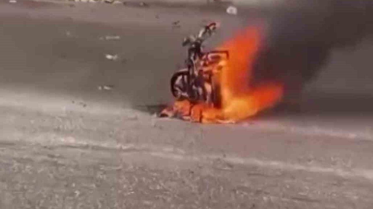 İskenderun'da seyir halindeki motosiklet alev alarak kullanılamaz hale geldi