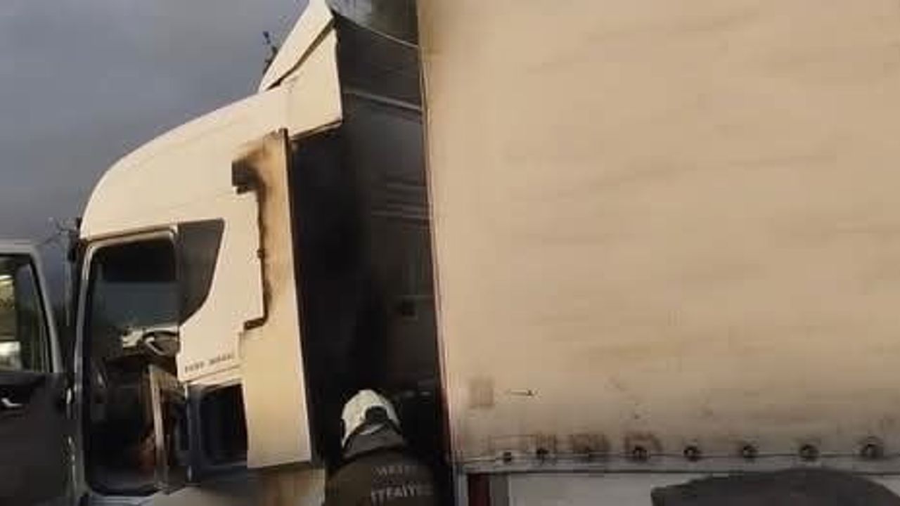İskenderun'da tırın motorunda çıkan yangın söndürüldü