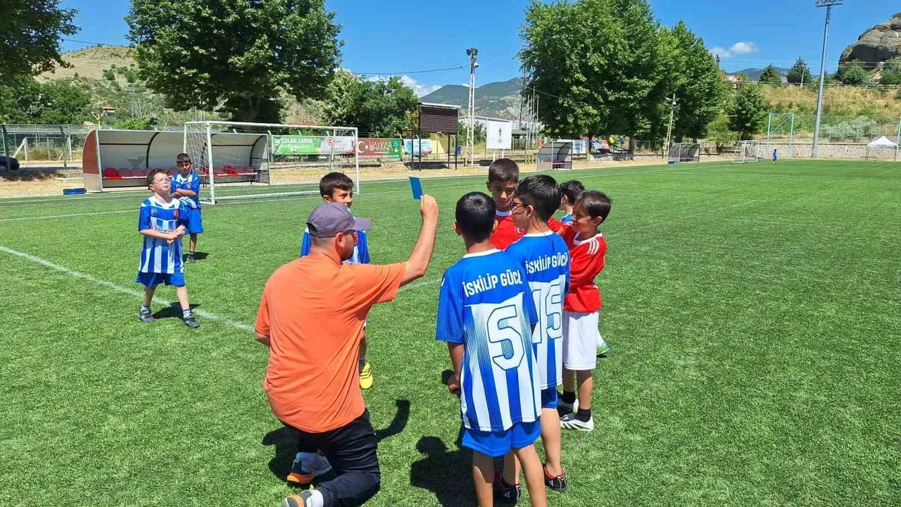 İskilip'te ilkokul futbol turnuvasında centilmenlik mavi kart ile ödüllendirildi