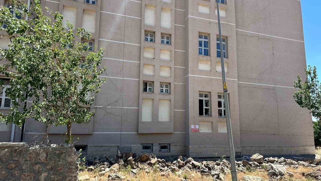 İslahiye'de ağır hasar gören okul yıkılmayı bekliyor
